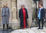 Doris Frass, Lore Schanzer & Andrea Schubert bei der Erffnung von Kunst im Karner 2004  Kunst im Karner - St. Othmar