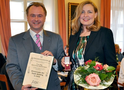 Bürgermeister Hans Stefan Hintner mit Doris Frass  © Helga Schlechta - www.moedling.at