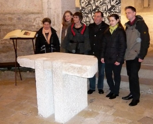 Das "gestellte" Pressefoto: Andrea Schubert, Doris Frass, Brigitte Petry, Jörg Miggitsch, Sabine Krist & Manfred Pongratz (vlnr) © Kunst im Karner - St. Othmar