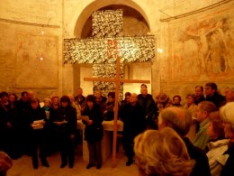 Letzte Andacht des Stadtkreuzwegs, Lektorinnen der Pfarre Herz-Jesu  Kunst im Karner - St. Othmar