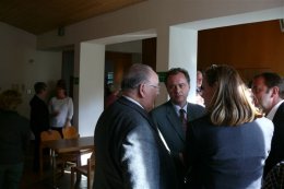 Propst Wilhelm Müller im Gespräch mit Bürgermeister Hans Stefan Hintner und Pfarrgemeinderäten Mag. Doris Frass und Dr. Johannes Thomas © Kunst im Karner - St. Othmar