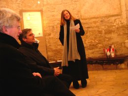 Doris Frass begrüsst Wilfried Grießer "spekulativem Karfreitag" © Kunst im Karner - St. Othmar