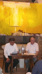 Pfarrer Richard Posch und Pfarrer i.R. Klaus Heine  Kunst im Karner