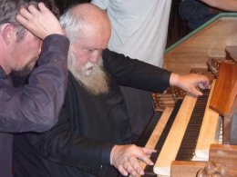 AUFERSTEHUNG - Dionysos oder Christus ? Hermann Nitsch improvisiert an der Walcker-Orgel in St. Othmar © Kunst im Karner