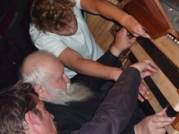 AUFERSTEHUNG - Dionysos oder Christus ? Hermann Nitsch improvisiert an der Walcker-Orgel in St. Othmar © Kunst im Karner