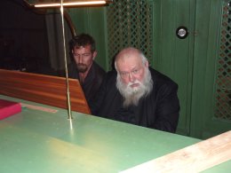 AUFERSTEHUNG - Dionysos oder Christus ? Hermann Nitsch improvisiert an der Walcker-Orgel in St. Othmar © Kunst im Karner