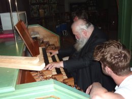 AUFERSTEHUNG - Dionysos oder Christus ? Hermann Nitsch improvisiert an der Walcker-Orgel in St. Othmar © Kunst im Karner