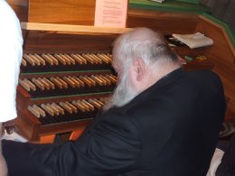 AUFERSTEHUNG - Dionysos oder Christus ? Hermann Nitsch improvisiert an der Walcker-Orgel in St. Othmar © Kunst im Karner