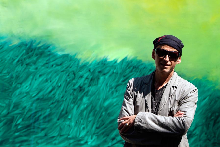 Herbert Brandl vor seinem Werk 'Ohne Titel', 2007. Öl auf Leinwand, 250 x 501 cm . Installation im Garten des Österreichischen Pavillons der Biennale von Venedig 2007.