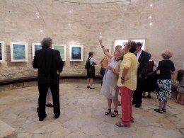 Vernissage WASSER DES LEBENS - mit einer Rauminstallation von Helga Cmelka  Kunst im Karner