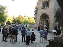 Vernissage WASSER DES LEBENS - mit einer Rauminstallation von Helga Cmelka  Kunst im Karner