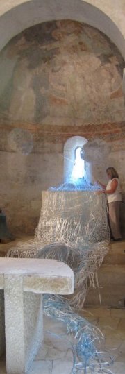 WASSER DES LEBENS - Rauminstallation im Karner von Helga Cmelka   Kunst im Karner - St. Othmar