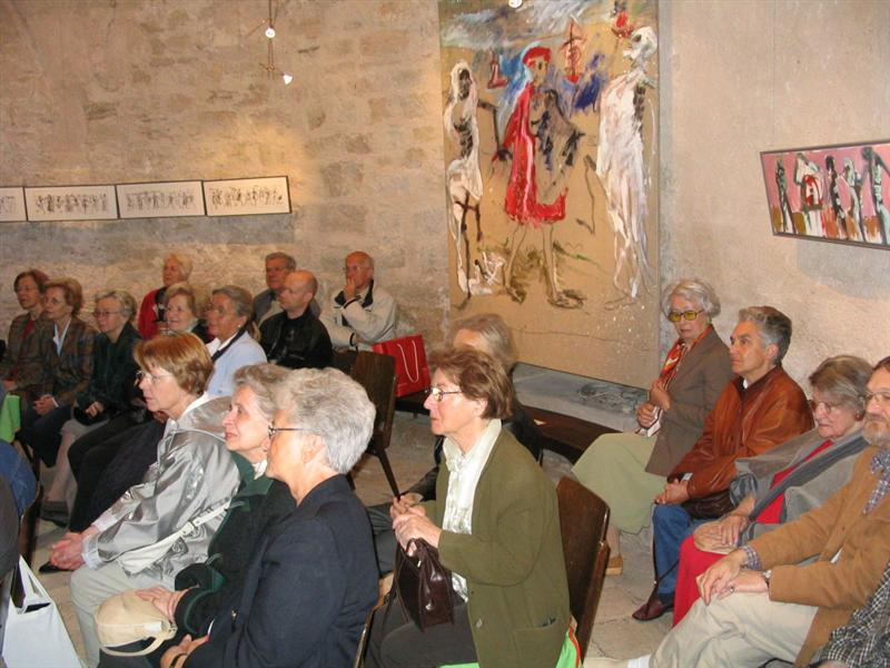 Zahlreiche interessierte Zuhrer im Karner  Kunst im Karner - St. Othmar