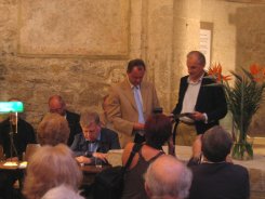 v.l.n.r.: Hans Stefan Hintner & Bruder Hubert Rinner  Hommage a Franz M. Rinner - Kunst im Karner - St. Othmar