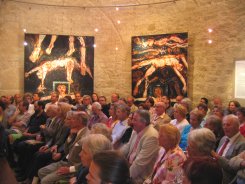 Publikum im Karner  Hommage a Franz M. Rinner - Kunst im Karner - St. Othmar