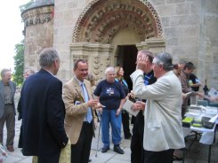 v.l.n.r.: Hubert Rinner, Hans Stefan Hintner, Ilse Rinner, Pfarrer Klaus Heine & Harald Lowatschek  Hommage a Franz M. Rinner - Kunst im Karner - St. Othmar