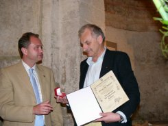 v.l.n.r.: Hans Stefan Hintner & Bruder Hubert Rinner  Hommage a Franz M. Rinner - Kunst im Karner - St. Othmar