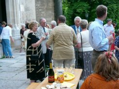 Finissage der Ausstellung KREUZigungen  Kunst im Karner - St. Othmar