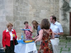 Finissage der Ausstellung KREUZigungen  Kunst im Karner - St. Othmar