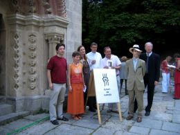 Pressefoto: Dr. Hartwig Bischof, Andrea Schubert, Doris Frass, Pfarrer Richard Posch, Bürgermeister Hans Stefan Hintner, Johannes Deutsch, Pfarrer Klaus Heine (v.l.n.r.) @ Kunst im Karner - St. Othmar
