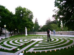 Beleuchtung des Labyrinths neben dem Karner  Kunst im Karner - St. Othmar