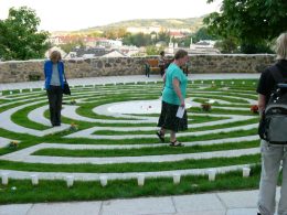 Beleuchtung des Labyrinths neben dem Karner  Kunst im Karner - St. Othmar