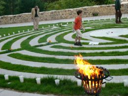 Beleuchtung des Labyrinths neben dem Karner  Kunst im Karner - St. Othmar