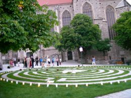 Beleuchtung des Labyrinths neben dem Karner © Kunst im Karner - St. Othmar