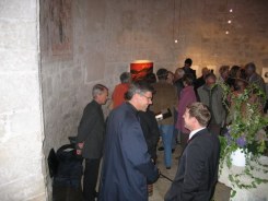 Vernissage Benedikt Traut, Pfarrer Richard Posch im Gesprch mit Pfarrer Markus Lintner  Kunst im Karner - St. Othmar