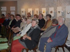 Besucher bei Autorenlesung Benedikt Traut © Kunst im Karner - St. Othmar