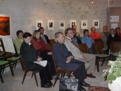 Besucher bei Autorenlesung, im Vordergrund Benedikt Traut © Kunst im Karner - St. Othmar