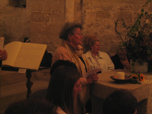 Begrüßung durch Lore Schanzer © Kunst im Karner - St. Othmar
