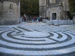 Labyrinth am Kirchenplatz @ Kunst im Karner - St. Othmar